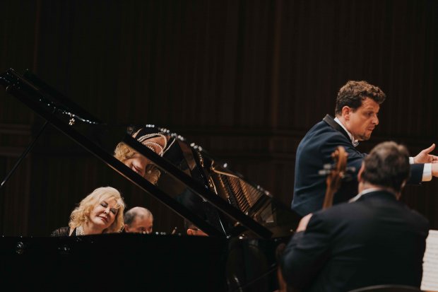 Euphoric crowd at Paris concert in 2025